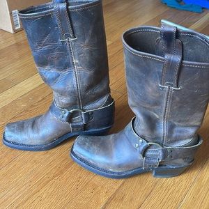 Frye Boots size 7 dark brown and perfectly broken in